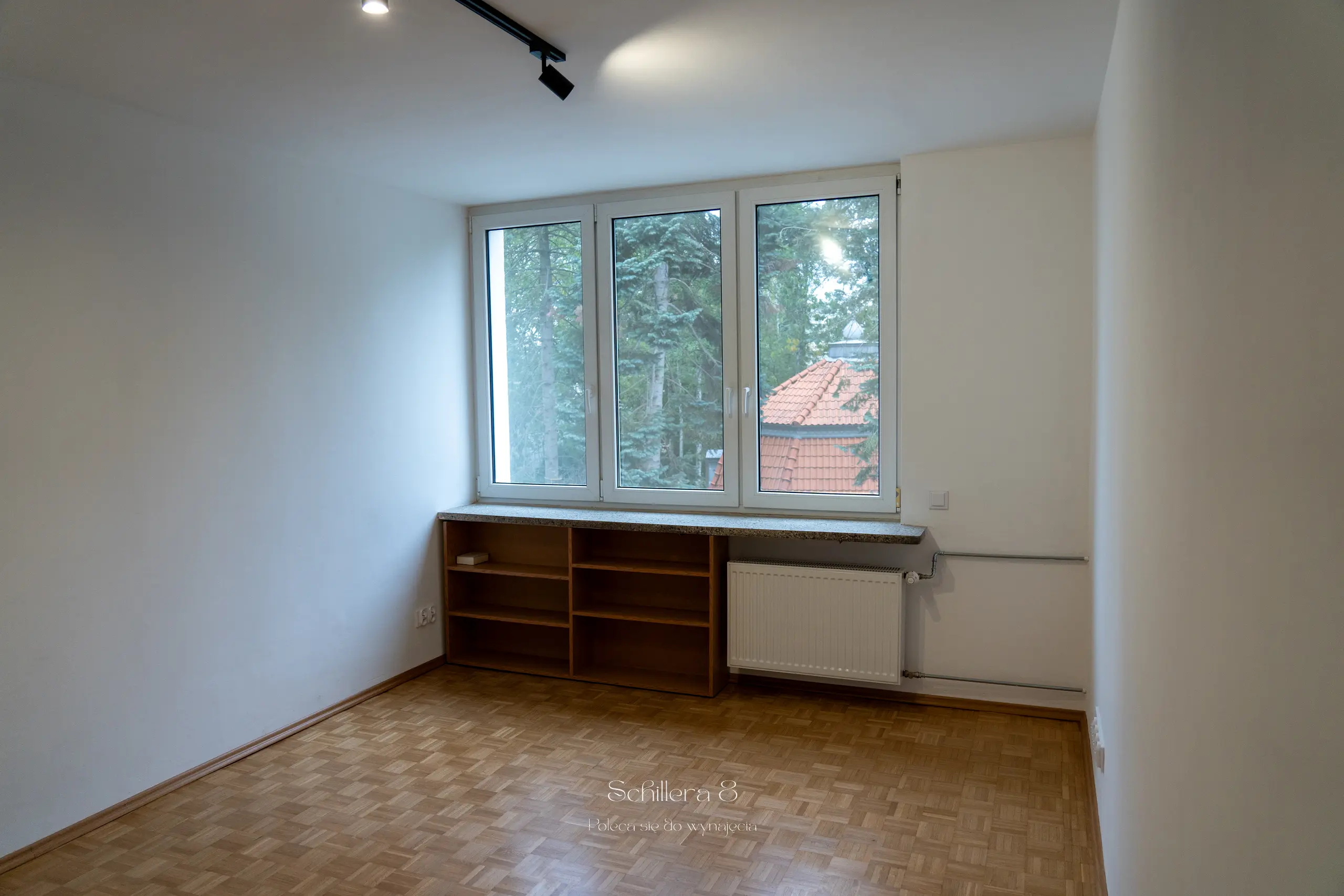 Loggia z dwoma białymi krzesłami